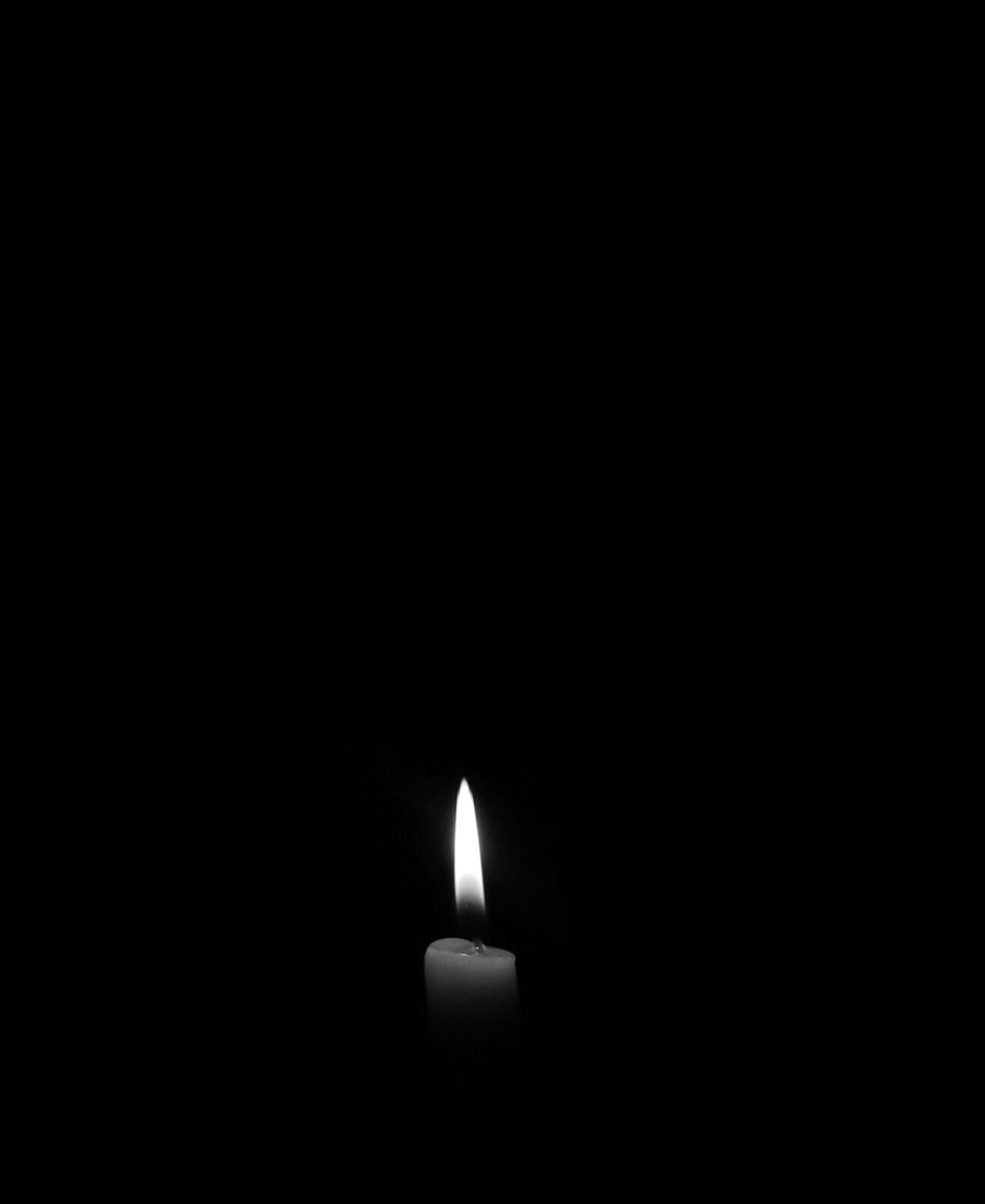 Meditación guiada en Benicarló, Castellón — vela encendida en la oscuridad