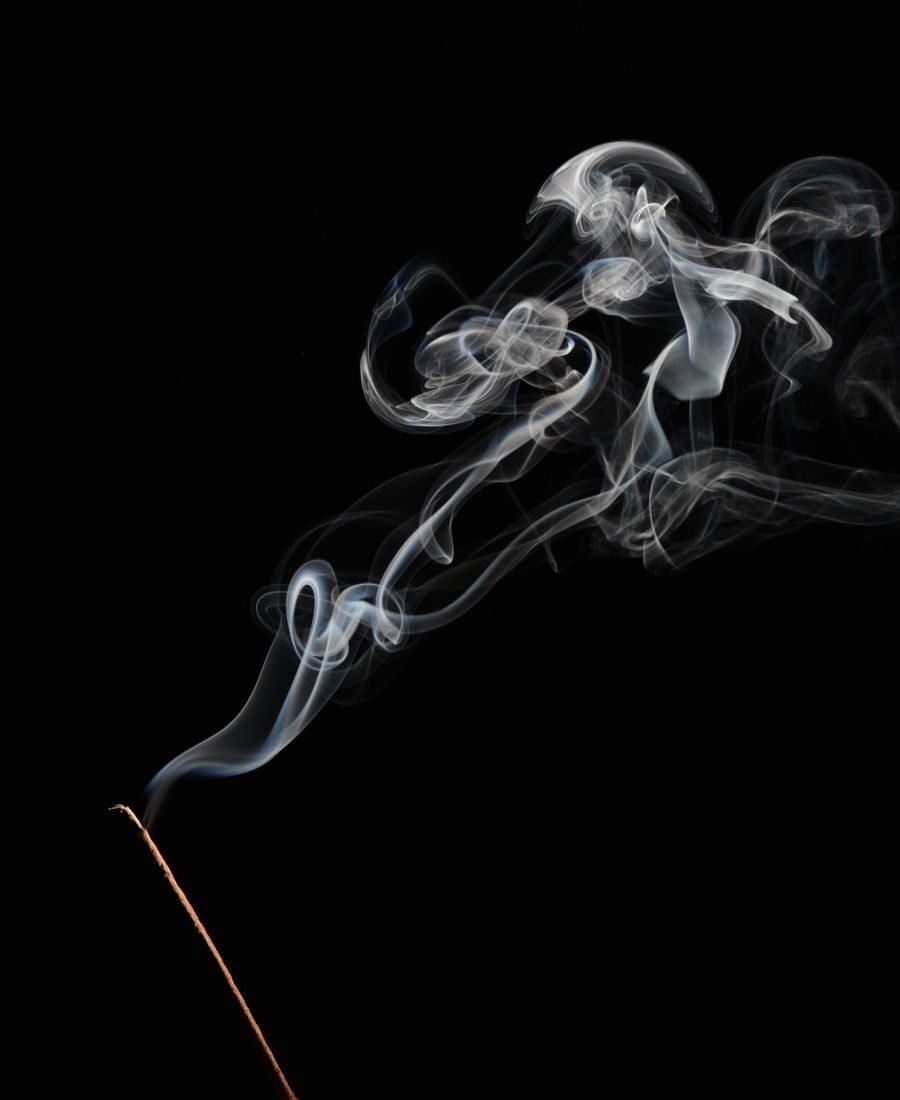 Ejercicios de pranayama y respiración consciente — humo de incienso