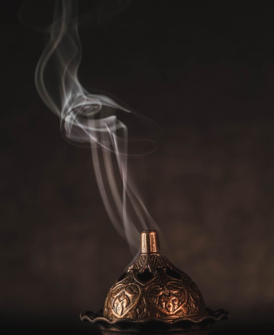 Sesión de psicología yóguica — pebetero ritual con humo